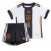 Tyskland Leon Goretzka #8 Barnkläder Hemma matchtröja till baby VM 2022 Kortärmad (+ Korta byxor) Billigt